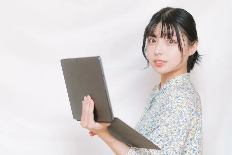 タブレットを持つエンジニアの実写イメージ